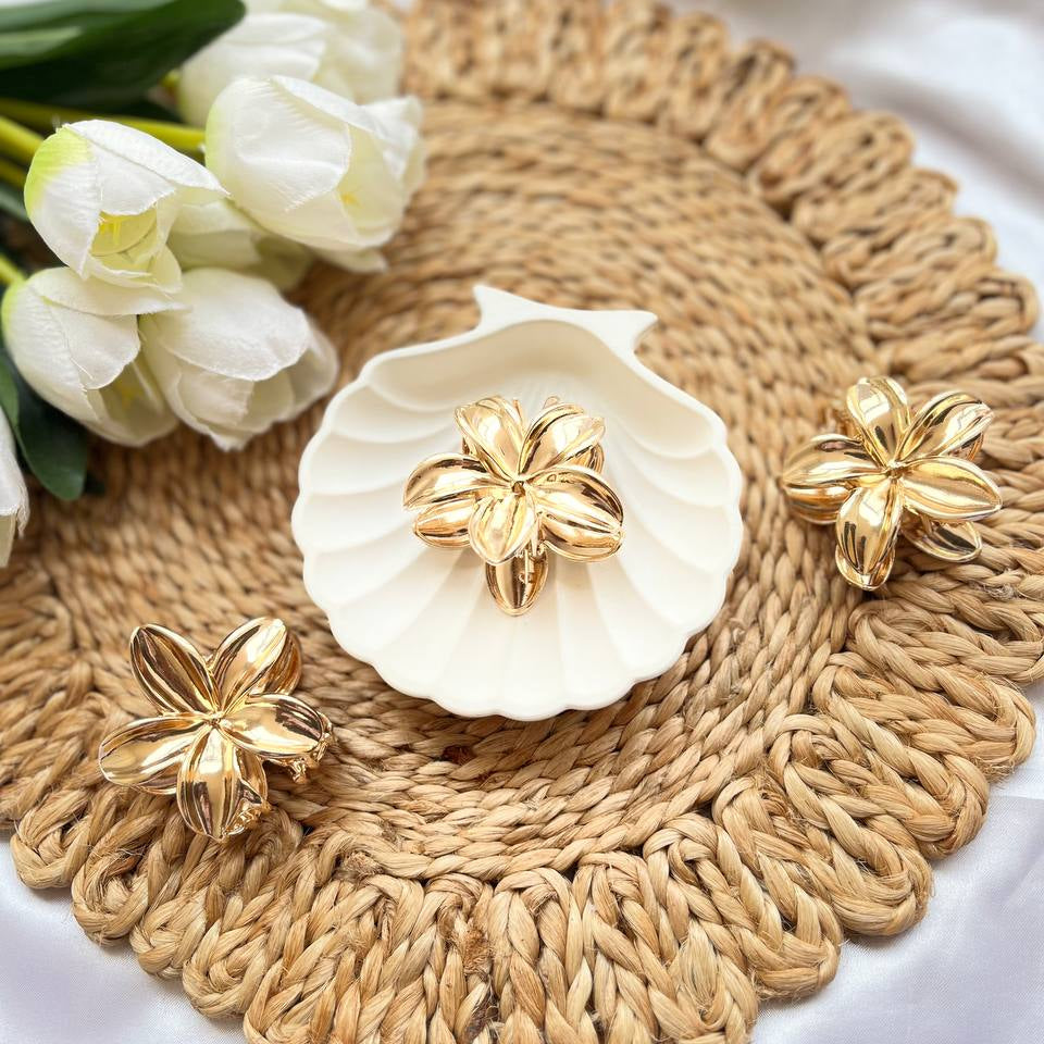 Anti-Tarnish golden Metal flower Claws/Clutchers #TivraCreation
#TivraAccessories
#MadeInIndia
#AffordableLuxury
#ShopIndianBrands
#BuyHairClipsOnline
#HairAccessoriesOnline