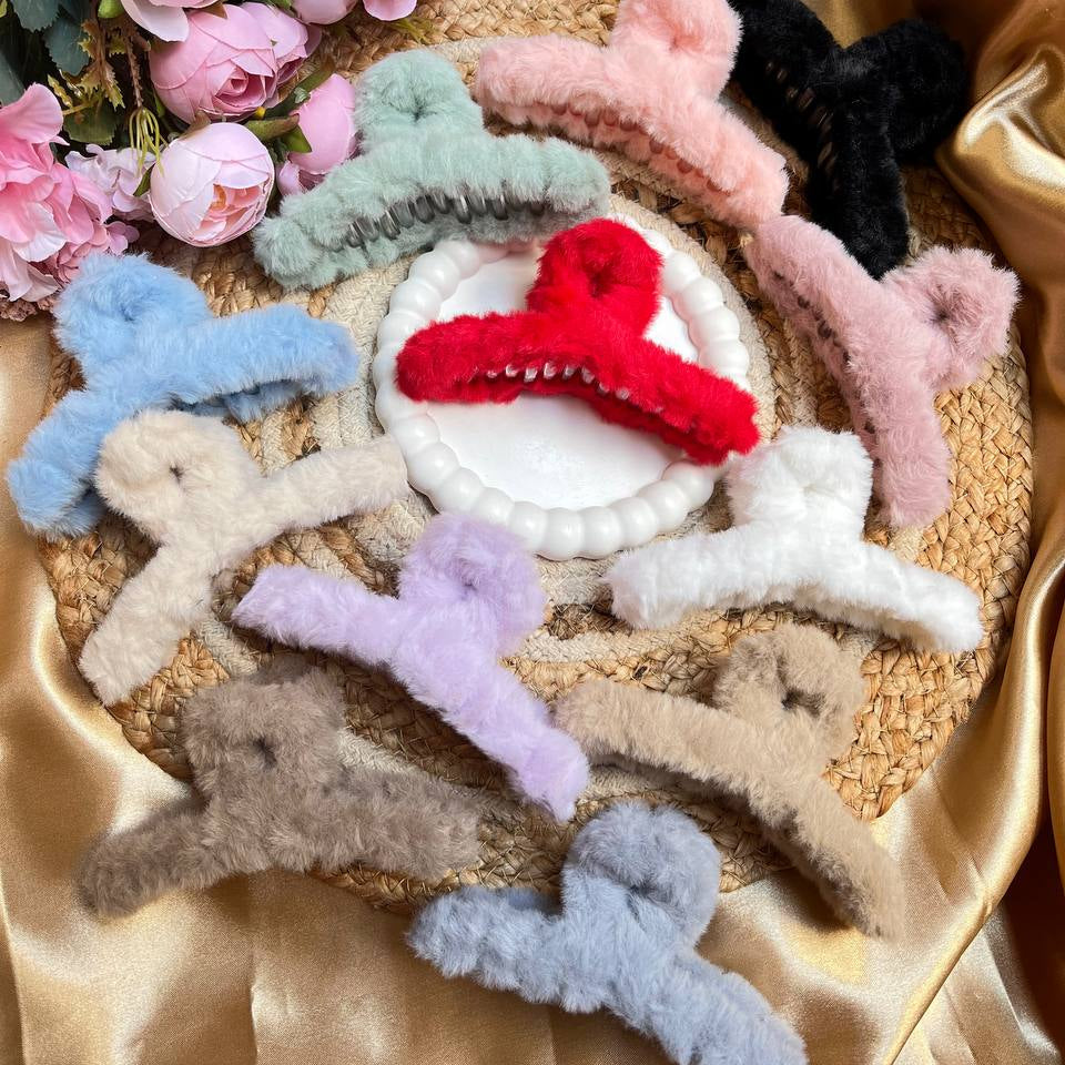 Cross Fur Claws/Clutchers #CrossFurClutcher
#FurClutcher
#FurHairClip
#FurClawClip
#CrossClawClip
#FuzzyHairClip
#SoftClutcher
#WinterHairAccessory