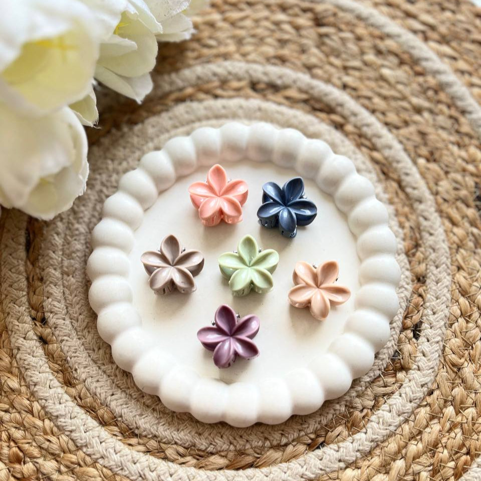 Mini Flower Claws/Clutcher #HairClips #HairClaws #HairClutcher #TrendyHairClips #tivra #tivracreation #HairAccessoriesLovers #HairClipStyle #CuteHairClips #AestheticHairClips #PrettyHairClips #StylishHairClips