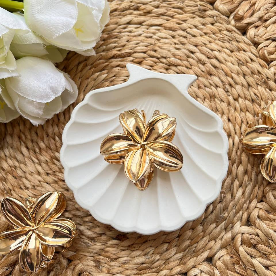 Tivra Creation Anti-Tarnish Golden Metal Flower Claws/Clutchers #AntiTarnishJewelry #tivra #tivracreation
#LongLastingShine
#NoTarnishHairClips
#DurableHairAccessories
#RustFreeAccessories
#GoldenFinishClaw
#PremiumHairClips