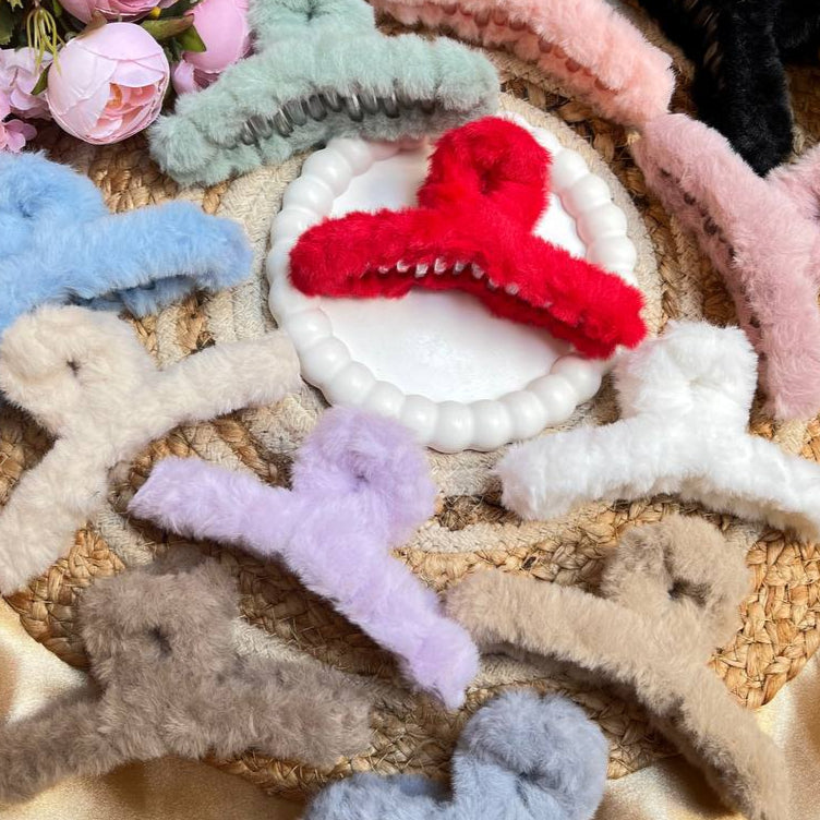 Trendy Cross Claws #CozyLook
#SoftGirlStyle #tivracreation #tivra
#CuteAndCozy
#StyleOnABudget
#MinimalHairStyle
#EffortlessStyle
#AestheticAccessories