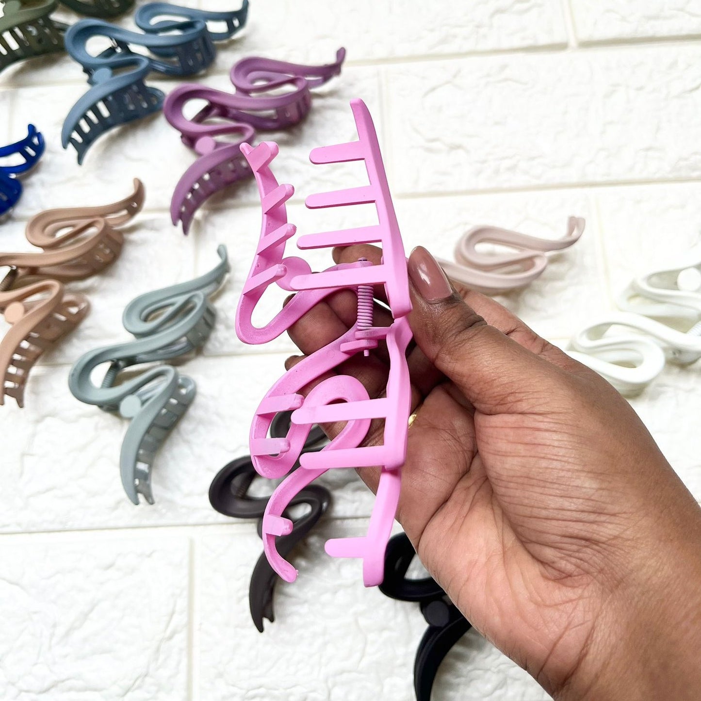 LARGE MATTE ZIG ZAG HAIR CLAW CLUTCHER