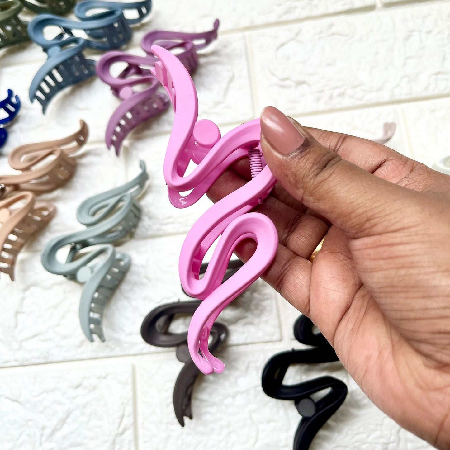 LARGE MATTE ZIG ZAG HAIR CLAW CLUTCHER