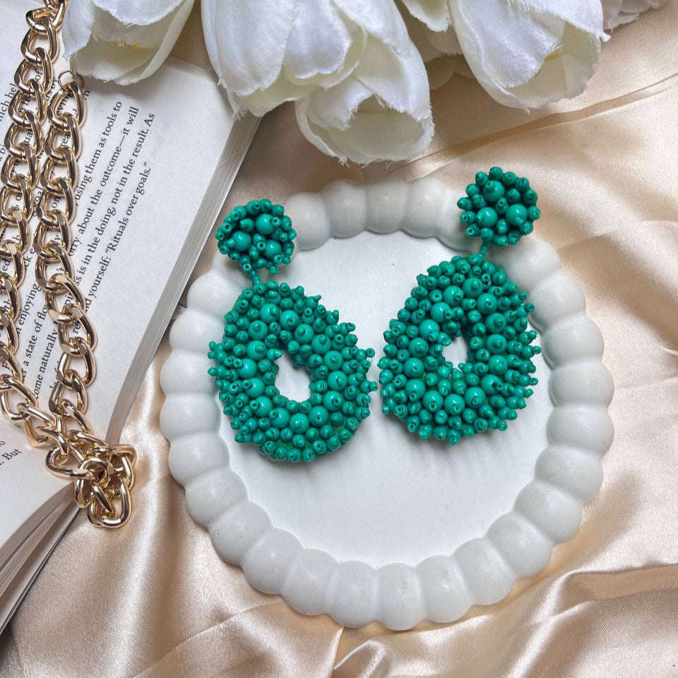 Green poppy handmade beaded earrings #tivracreation #tivra #beaded #earrings #jewelry 