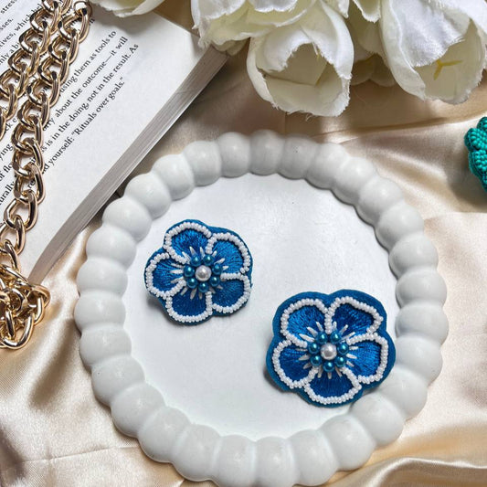 Blue Daisy Handmade Beaded Earrings #DaisyEarrings
#FlowerEarrings #DaisyJewelry
#FloralAccessories #DaisyLove #tivracreation #tivra
