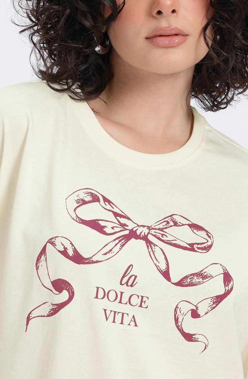 Bow Cream Printed Drop-Shoulder Sleeves T-shirt #OversizedTshirt
#GraphicTshirt
#StreetStyle
#CasualLook
#OOTD
#StreetwearFashion
#TrendyOutfits
#MinimalStyle
#CottonWear
#StyleInspo