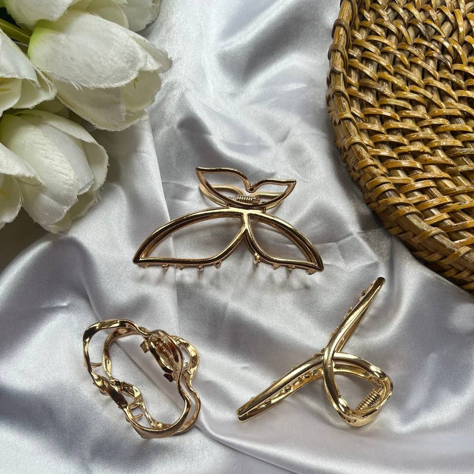 Gold hair accessories on a white satin surface with flowers and a woven basket.
#MetalClawHairclipCombo
#KoreanStyleClawClip
#StrongHoldHairClips
#PremiumHairAccessories
#HairAccessoriesOnline
#BuyHairClipsOnline
#HairClipsForWomen
#HairClipsForGirls
#ClawClipSetIndia #tivra #tivracreation