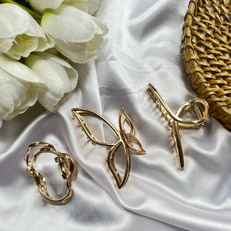 Golden Claw hairclips on a white fabric background with white flowers and a woven basket.
#MetalClawClip
#ClawClipSet
#MetalHairClips
#KoreanClawClip
#KoreanHairAccessories
#TrendyHairClips
#HairAccessoriesIndia
#AestheticClawClips
#StrongHoldClips
#EverydayHairClips
#MinimalHairAccessories
#GirlsHairAccessories
#HairClipCombo
#OnlineShoppingIndia
#HairClipCollection
#FashionHairClips
#ClassicClawClip
#DurableHairClips
#TrendingAccessories
#ClipYourStyle