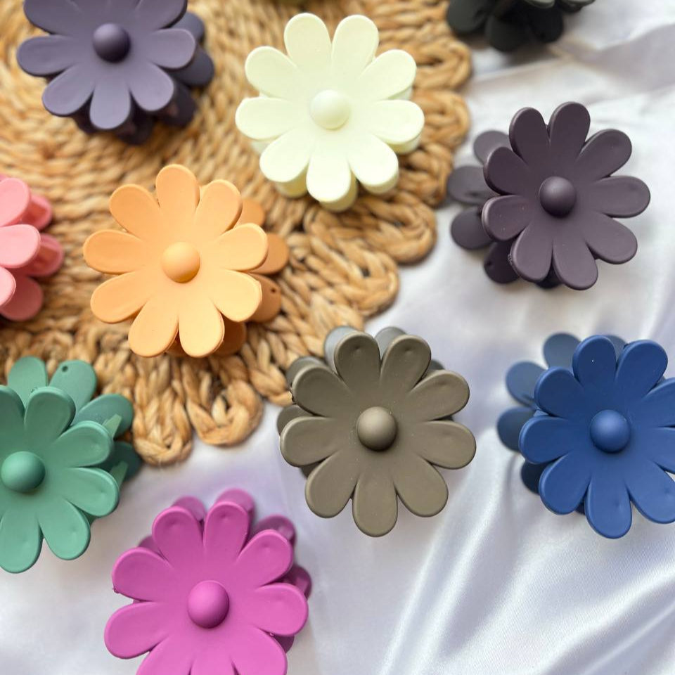 Tivra_Sunflower_Claws Colorful flower-shaped clutcher#HairClipStyle
#ClawClipTrend
#EverydayAccessories
#FloralHairTrends
#IndianStyleAccessories
#GirlStyleInspo
#OOTDIndia
#FashionAddictIndia
#MinimalHairStyle
#ButterflyAndFlowerClips