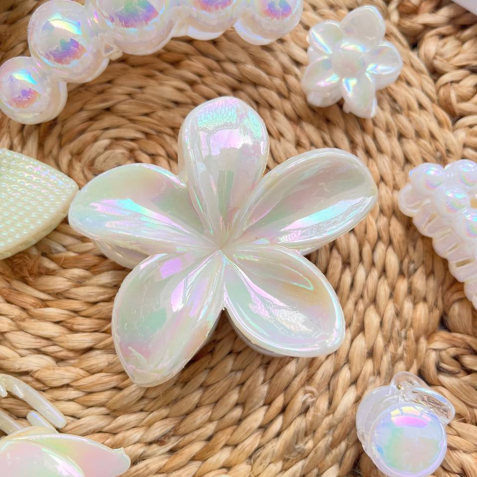White Flower Large Claw/Clutchers #HairClipGoals #tivra #tivracreation
#InstaStyleIndia
#FashionHairAccessories
#ButterflyClipsTrend
#PearlVibes
#InstaJewels